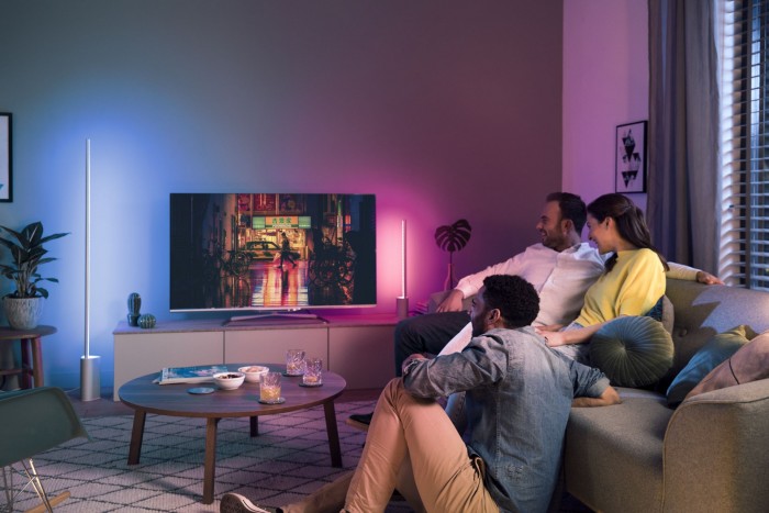 Die Steh- und Tischleuchte Philips Hue Signe (Bild: Signify)
